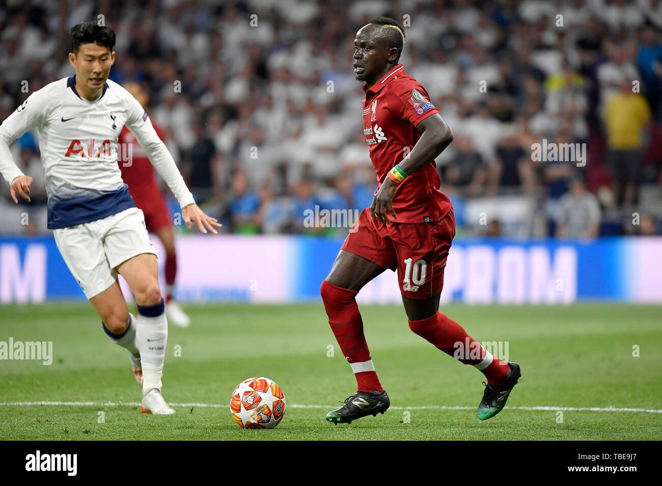 Madrid, Spagna. Dal 01 Giugno, 2019. Sadio Mane di Liverpool FC compete per la sfera con Heung-Min figlio di Tottenham Hotspur durante il 2019 la finale di UEFA Champions League match tra Tottenham Hotspur e Liverpool a Wanda Metropolitano Stadium, Madrid, Spagna il 1 giugno 2019. Foto di Giuseppe mafia. Credit: UK Sports Pics Ltd/Alamy Live News Foto Stock