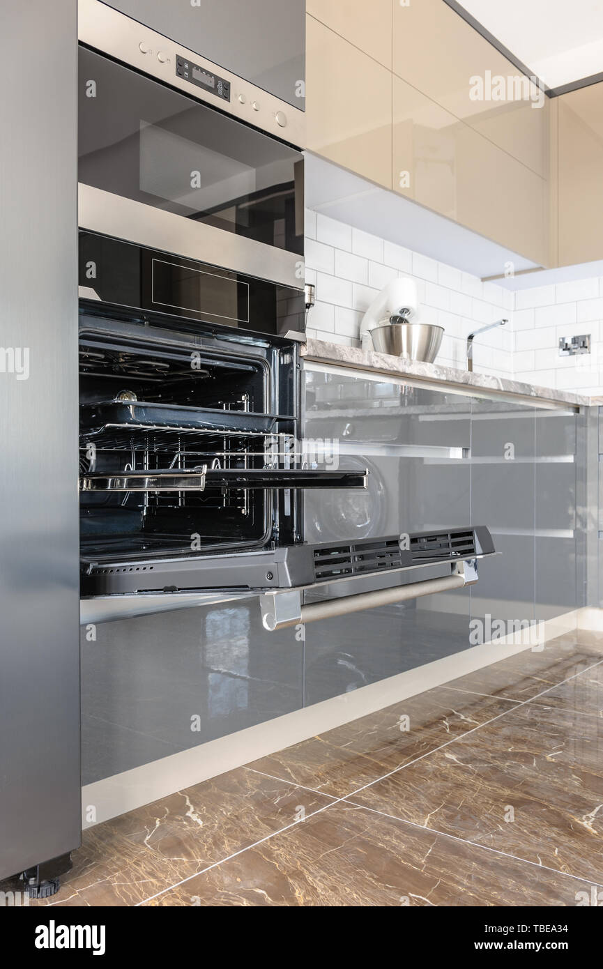 Il lusso moderno e bianco, beige e grigio cucina interno Foto Stock