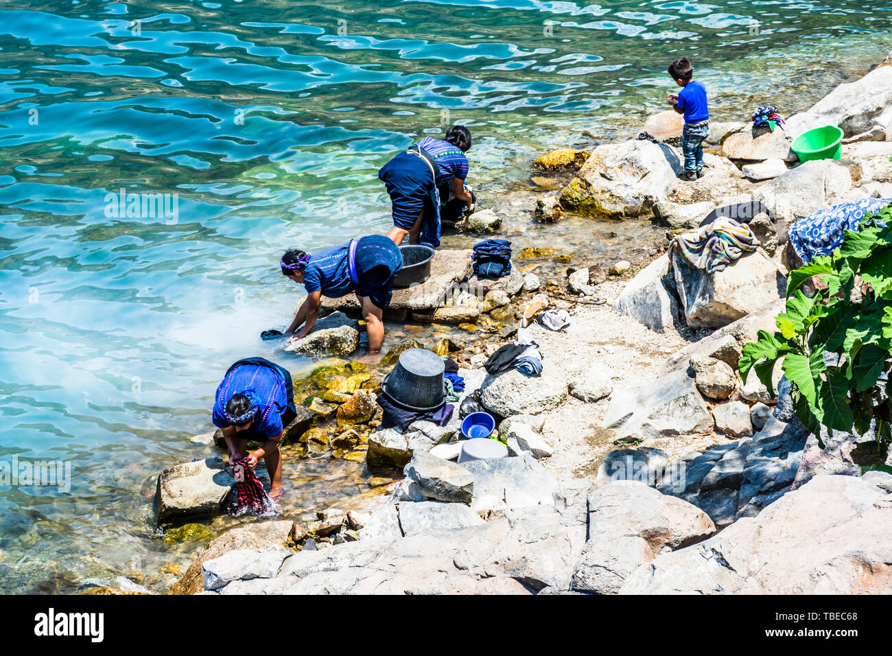 San Antonio Palopo, lago Atitlan, Guatemala - Marzo 20, 2019: Maya indigeni ladies lavare la biancheria a Lakeside, altipiano guatemalteco. Foto Stock