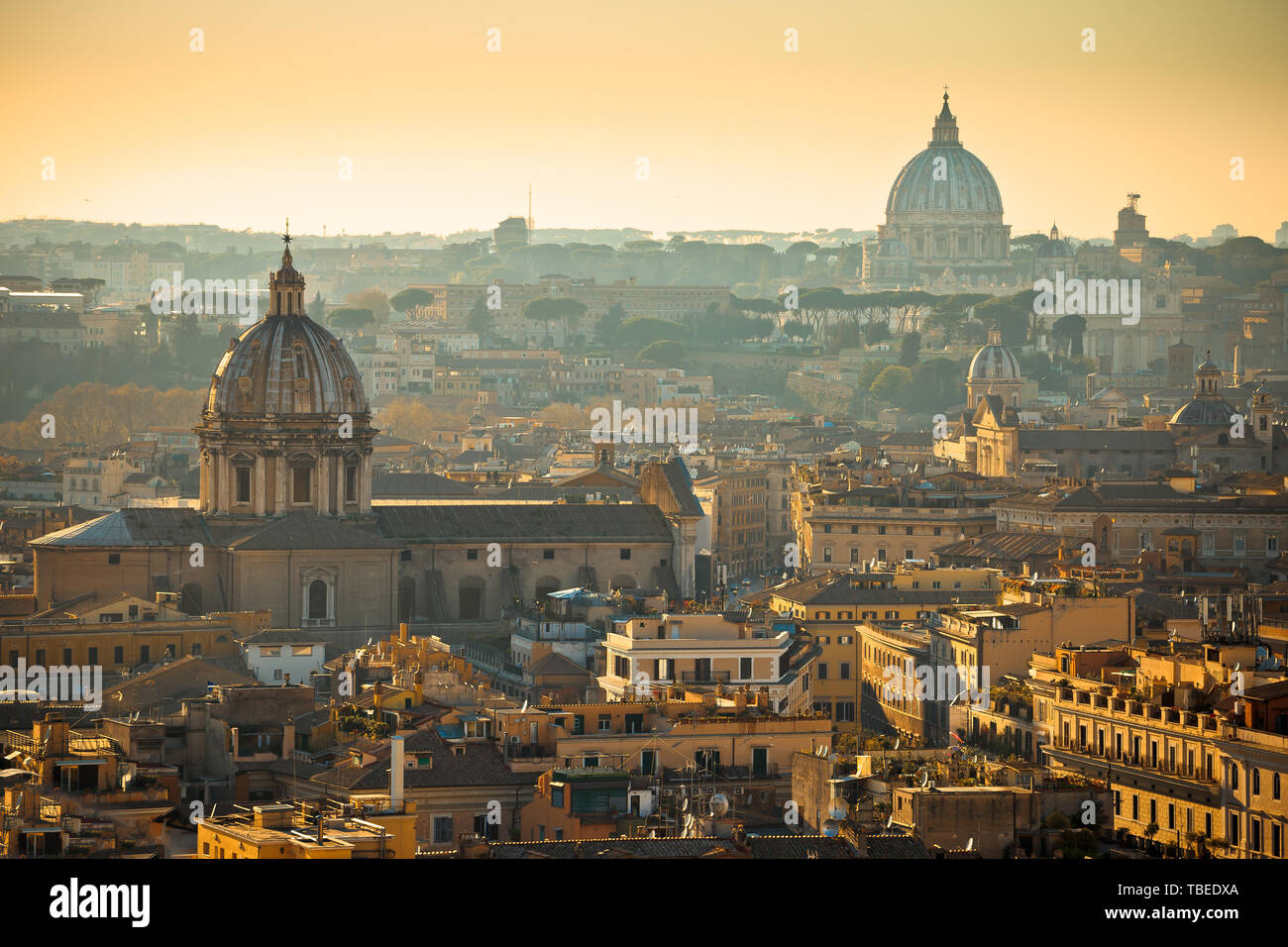 Città eterna di Roma tetti e le torri golden vista al tramonto, capitale d'Italia Foto Stock