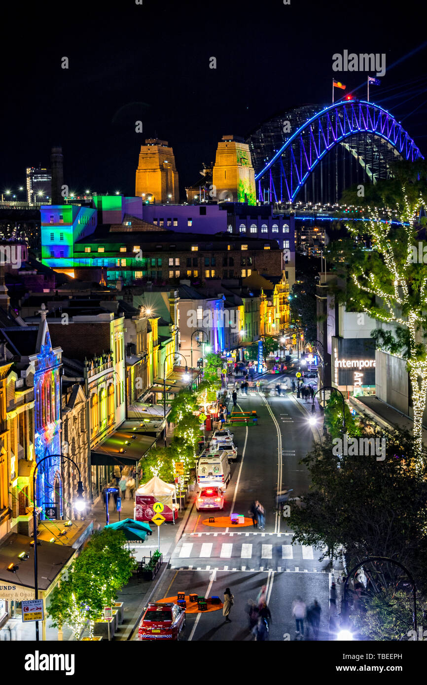 Sydney's area Rocks su George Street di notte durante il festival della luce vivida. Foto Stock