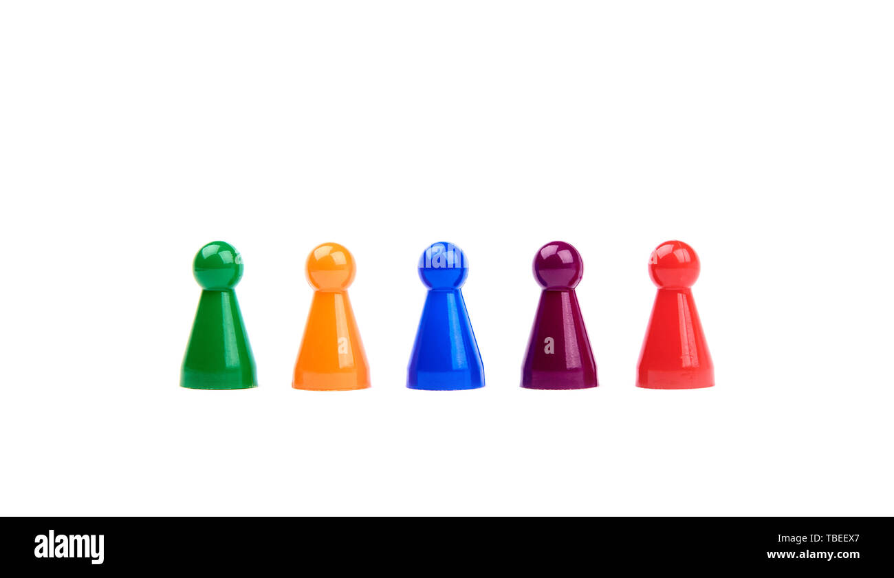 Cinque dei giocattoli di plastica - riproduzione di pezzi con colori diversi come team diversificato in piedi in una riga - isolato su sfondo bianco Foto Stock