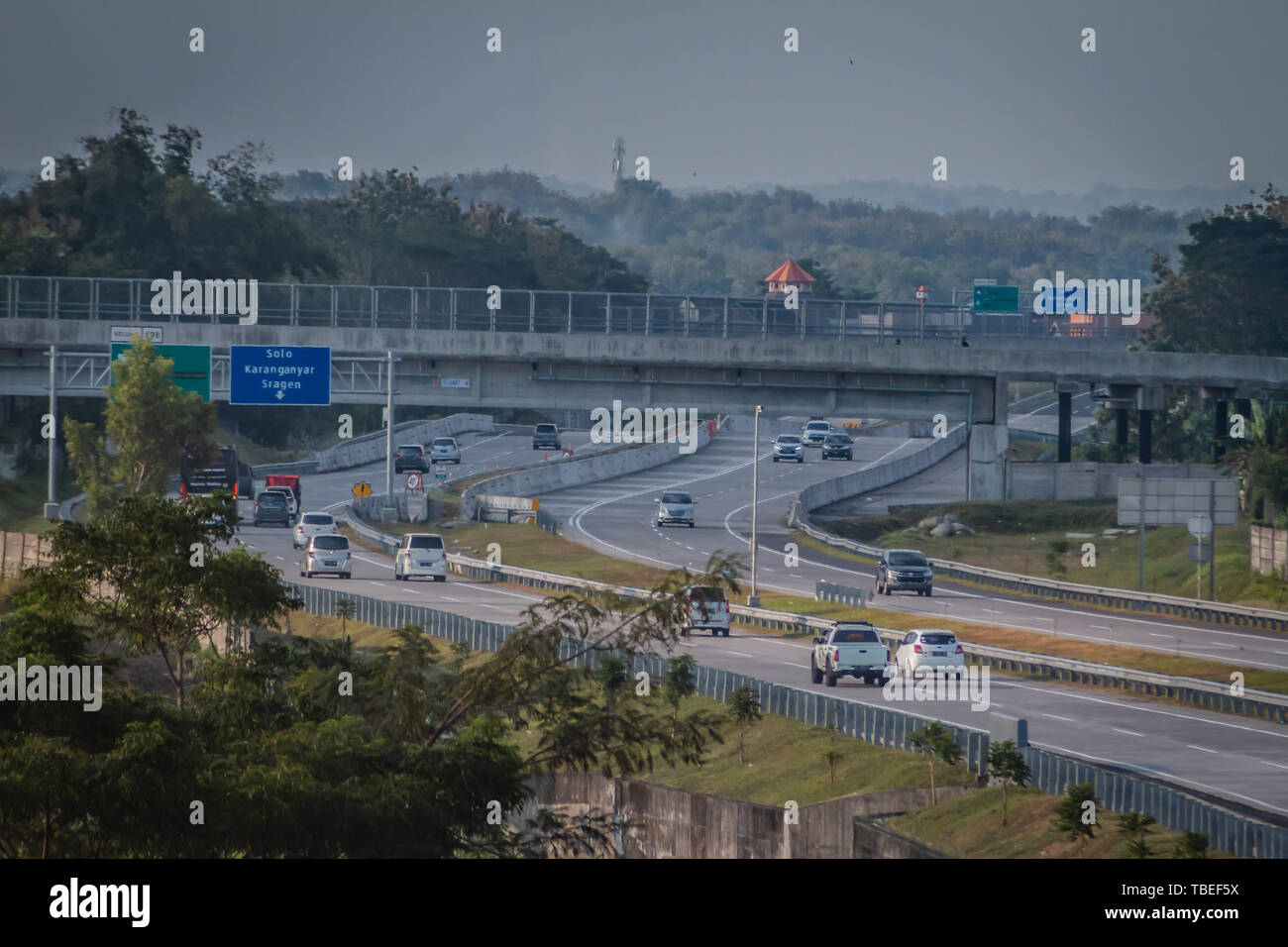 Un certo numero di veicoli attraversando Semarang-Solo strada a pedaggio in Boyolali, Karanganyar. Eseguire indonesiano la tradizione di andare a casa esodo verso il villaggio di soddisfare con la loro famiglia per celebrare l'Eid al-Fitr. Foto Stock