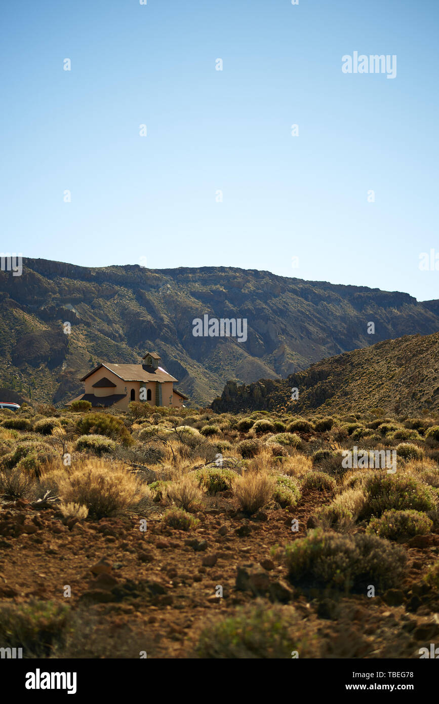 Vecchia chiesa in un paesaggio desertico in Tenerife Foto Stock