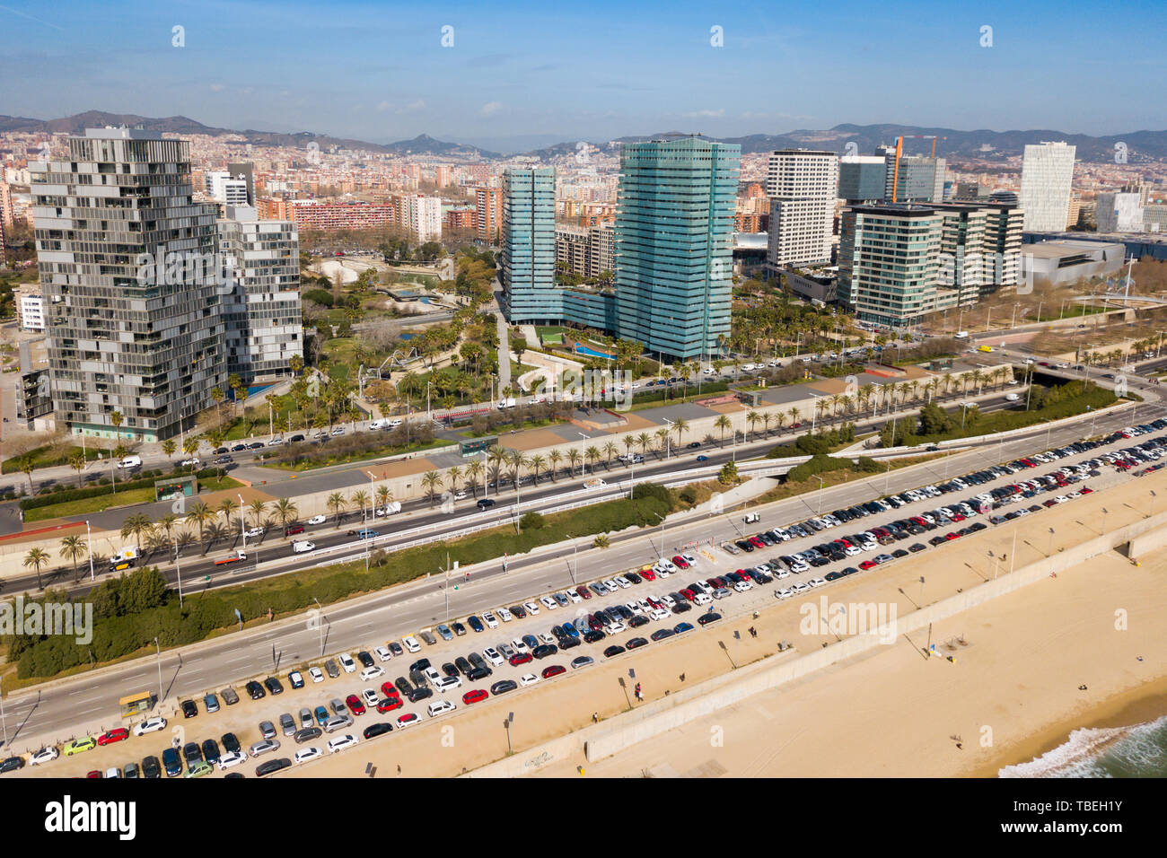 Antenna vista panoramica di Barcellona moderno quartiere di Diagonal Mar i el Front Maritim del Poblenou sulla costa mediterranea, Spagna Foto Stock