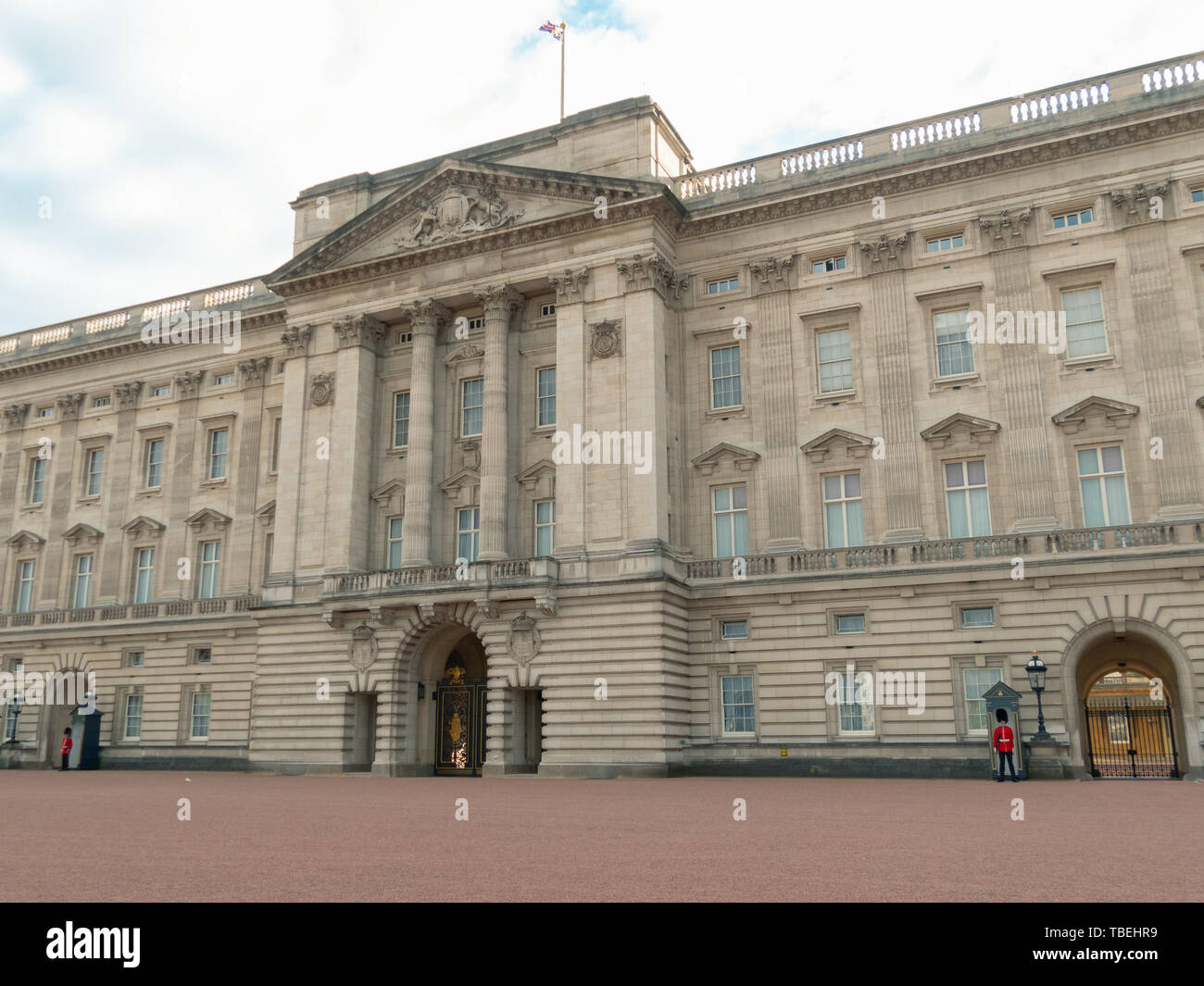London, Regno Unito - Aprile, 2019: Regina della guardia di turno a Buckingham Palace la residenza ufficiale della Regina d'Inghilterra. Soldato di Buckingham palace Foto Stock
