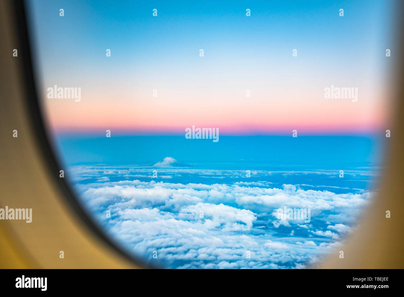 Nuvole skyscape sky e il Monte Fuji. Sunrise vista dalla finestra di un aereo in volo tra le nuvole, vista dall'alto nuvole come il mare di nubi sky ba Foto Stock