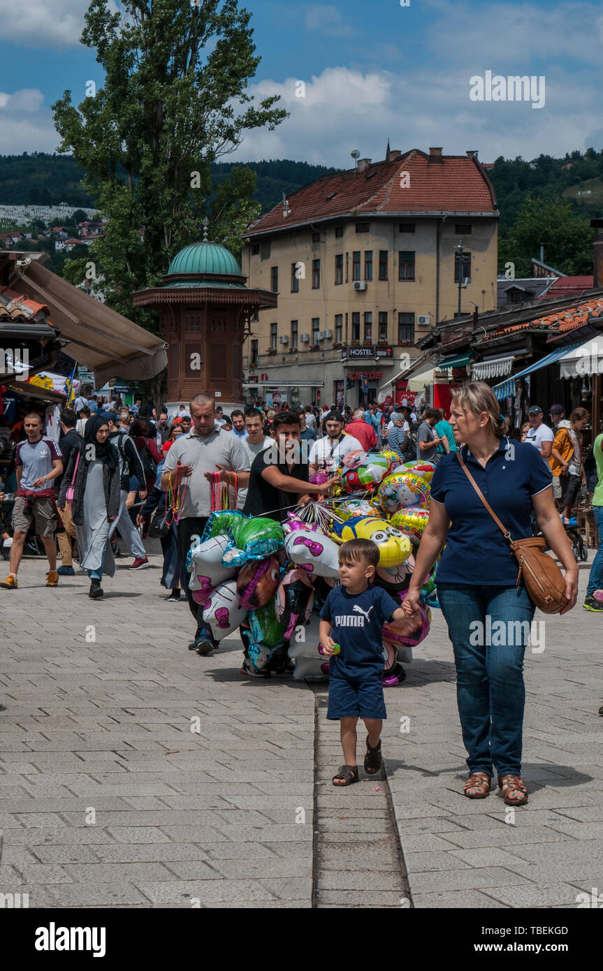 La Bosnia ed Erzegovina: Bascarsija square, vecchio bazaar, centro storico e culturale di Sarajevo con la sua iconica Sebilj, stile ottomano fontana di legno Foto Stock