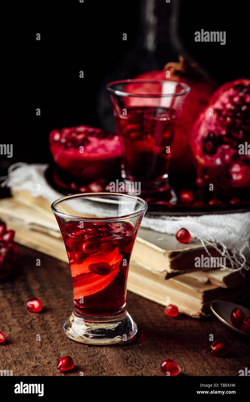 Liquore di melograno con frutta fresca nel colpo di vetro Foto Stock