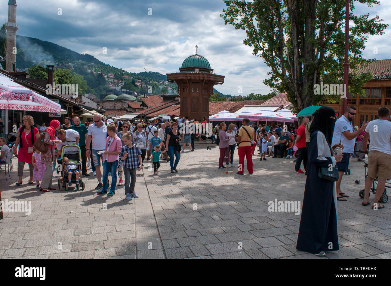 La Bosnia ed Erzegovina: Bascarsija square, vecchio bazaar, centro storico e culturale di Sarajevo con la sua iconica Sebilj, stile ottomano fontana di legno Foto Stock