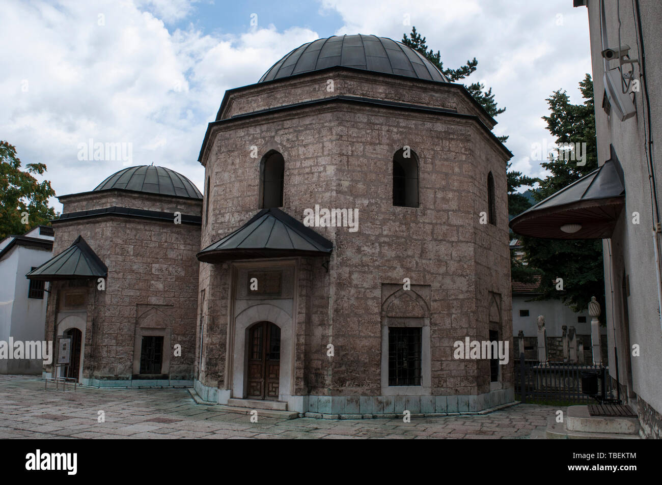 Sarajevo, Bosnia: i due mausolei sul lato orientale di Gazi Husrev-beg Mosque di alloggiamento della tomba di Gazi Husrev Beg e Murat mendicare Tardic Foto Stock