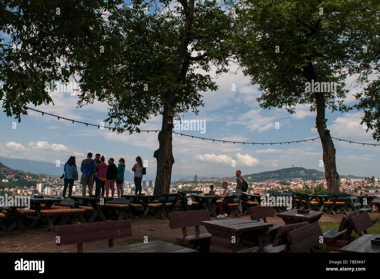 Sarajevo, Bosnia: persone guardando lo skyline della città con le Alpi dinariche e fiume Miljacka dalla sommità di Zuta Tabija (giallo Fortezza) Foto Stock