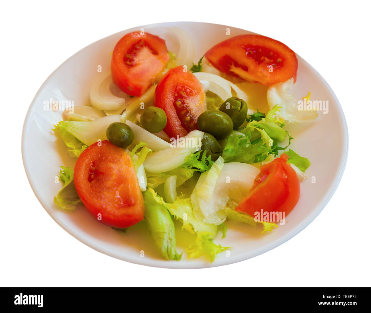 Valenciana tradizionale insalata con foglie di lattuga, ​​tomatoes a fette, la cipolla e le olive con olio di oliva. Isolato su sfondo bianco Foto Stock