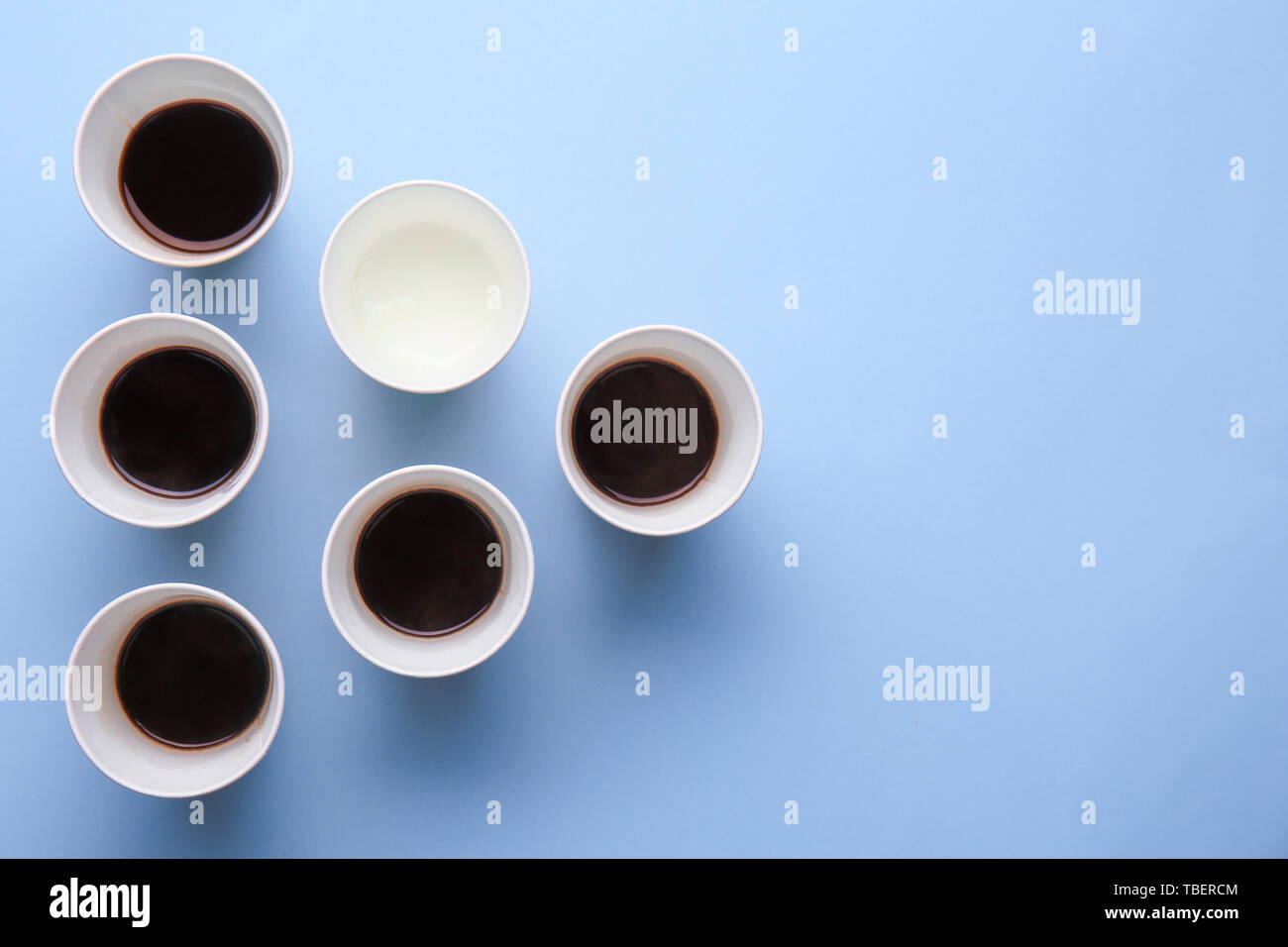 Tazze con acqua e caffè sul colore di sfondo. Concetto di unicità Foto Stock Tazze con acqua e caffè sul colore di sfondo. Concetto di unicità Foto Stock