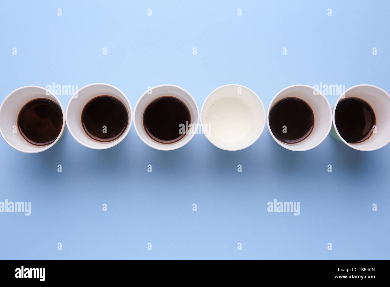 Tazze con acqua e caffè sul colore di sfondo. Concetto di unicità Foto Stock Tazze con acqua e caffè sul colore di sfondo. Concetto di unicità Foto Stock