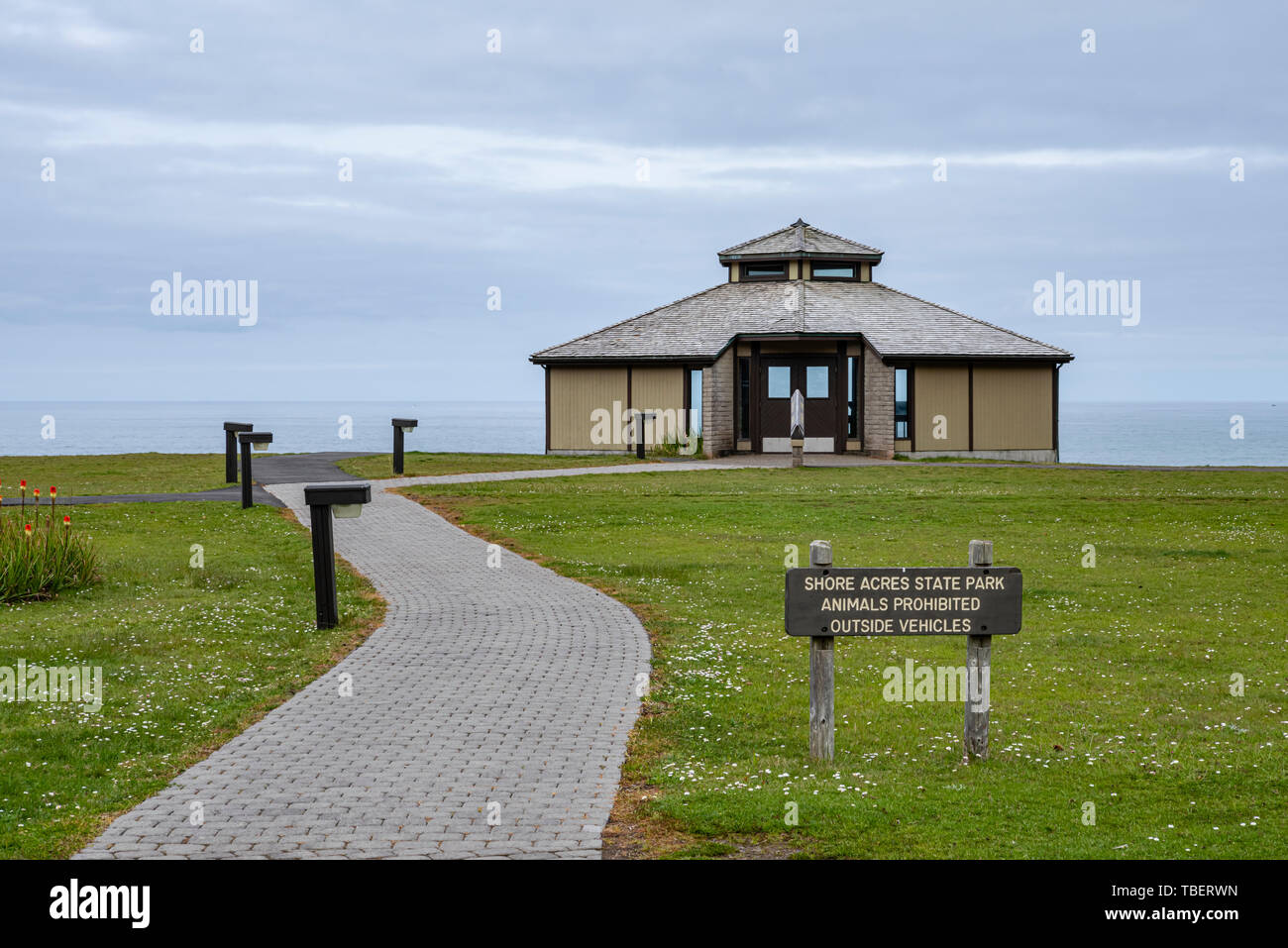 L'osservazione edificio costruito sul sito del vecchio palazzo Simpson. Shore acri del parco statale, Coos Bay, Oregon Foto Stock