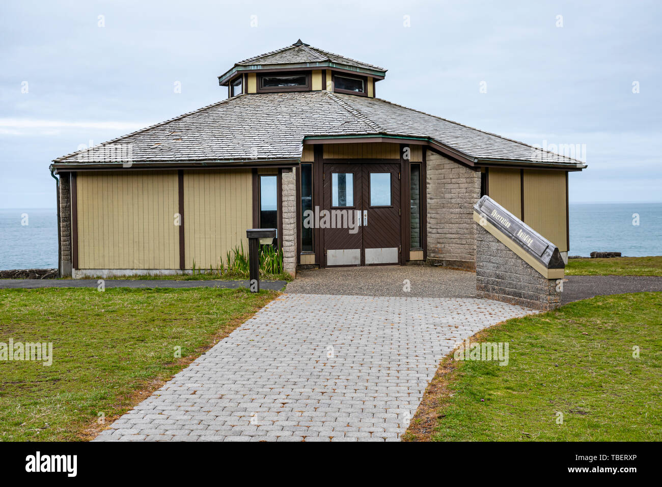 L'osservazione edificio costruito sul sito del vecchio palazzo Simpson. Shore acri del parco statale, Coos Bay, Oregon Foto Stock