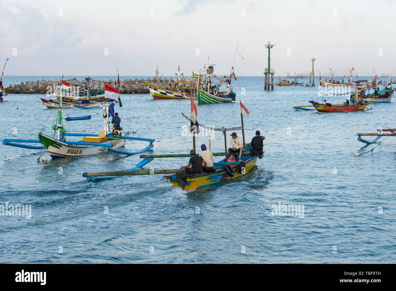 JIMBARAN/BALI-15 MAGGIO 2019: Alcuni Balinesi tradizionali barche da pesca sono intorno al mare di ​​Jimbaran. Questa barca tradizionale è decorato con colorati Foto Stock