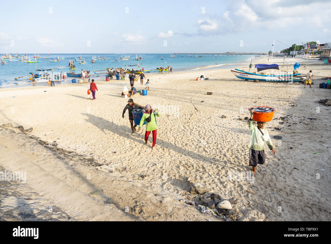 BALI/INDONESIA-15 MAGGIO 2019: i pescatori andare a casa dal mare, portare le loro catture al mercato del pesce per essere venduto direttamente. Kedonganan-Bali mercato del pesce, è Foto Stock