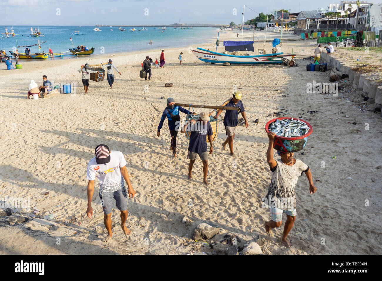 BALI/INDONESIA-15 MAGGIO 2019: i pescatori andare a casa dal mare, portare le loro catture al mercato del pesce per essere venduto direttamente. Kedonganan-Bali mercato del pesce, è Foto Stock