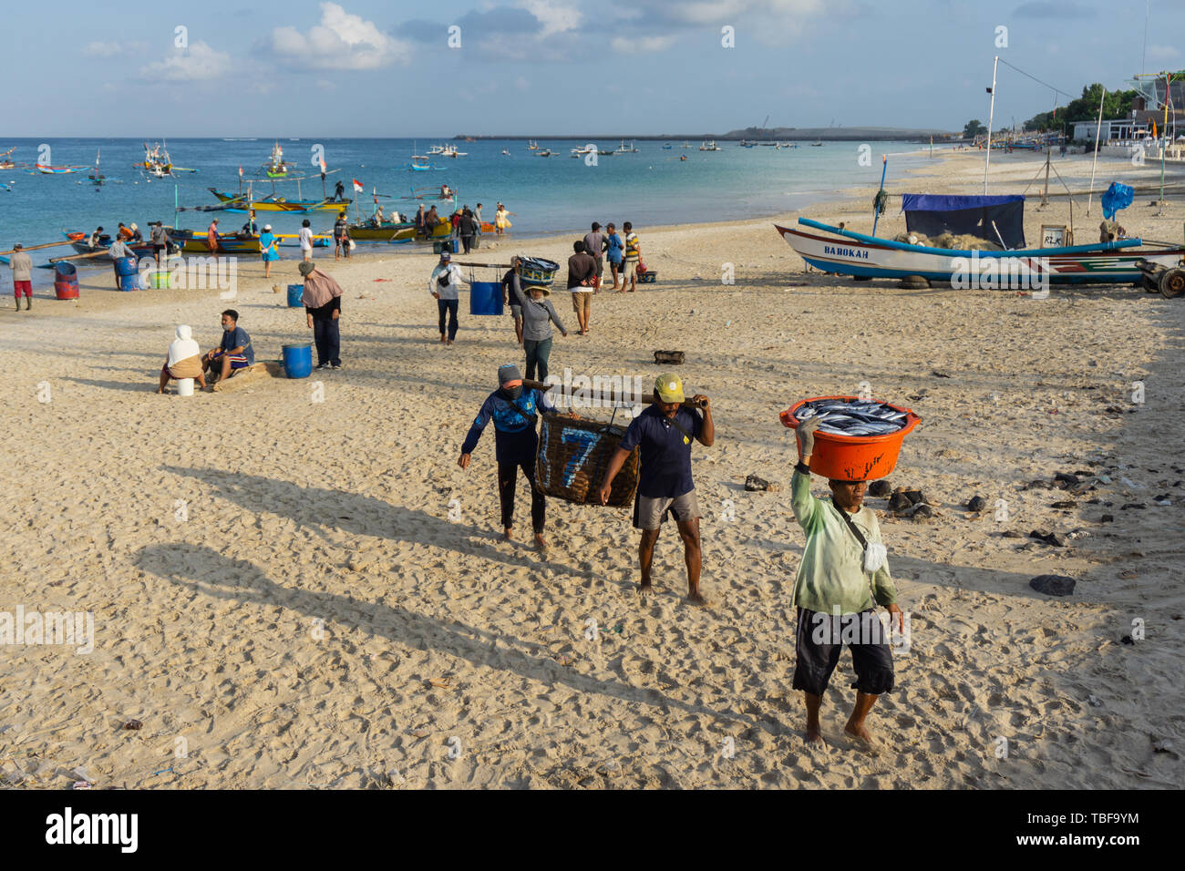 BALI/INDONESIA-15 MAGGIO 2019: i pescatori andare a casa dal mare, portare le loro catture al mercato del pesce per essere venduto direttamente. Kedonganan-Bali mercato del pesce, è Foto Stock
