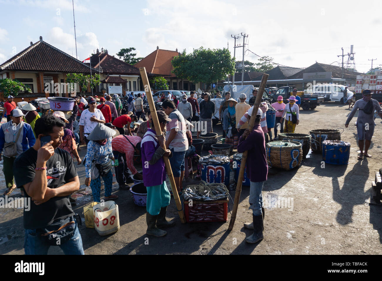 BALI/INDONESIA-15 MAGGIO 2019: i pescatori che hanno finito la pesca immediatamente a vendere le loro catture. Essi messi in coda per essere pesato da parte dei rivenditori Foto Stock