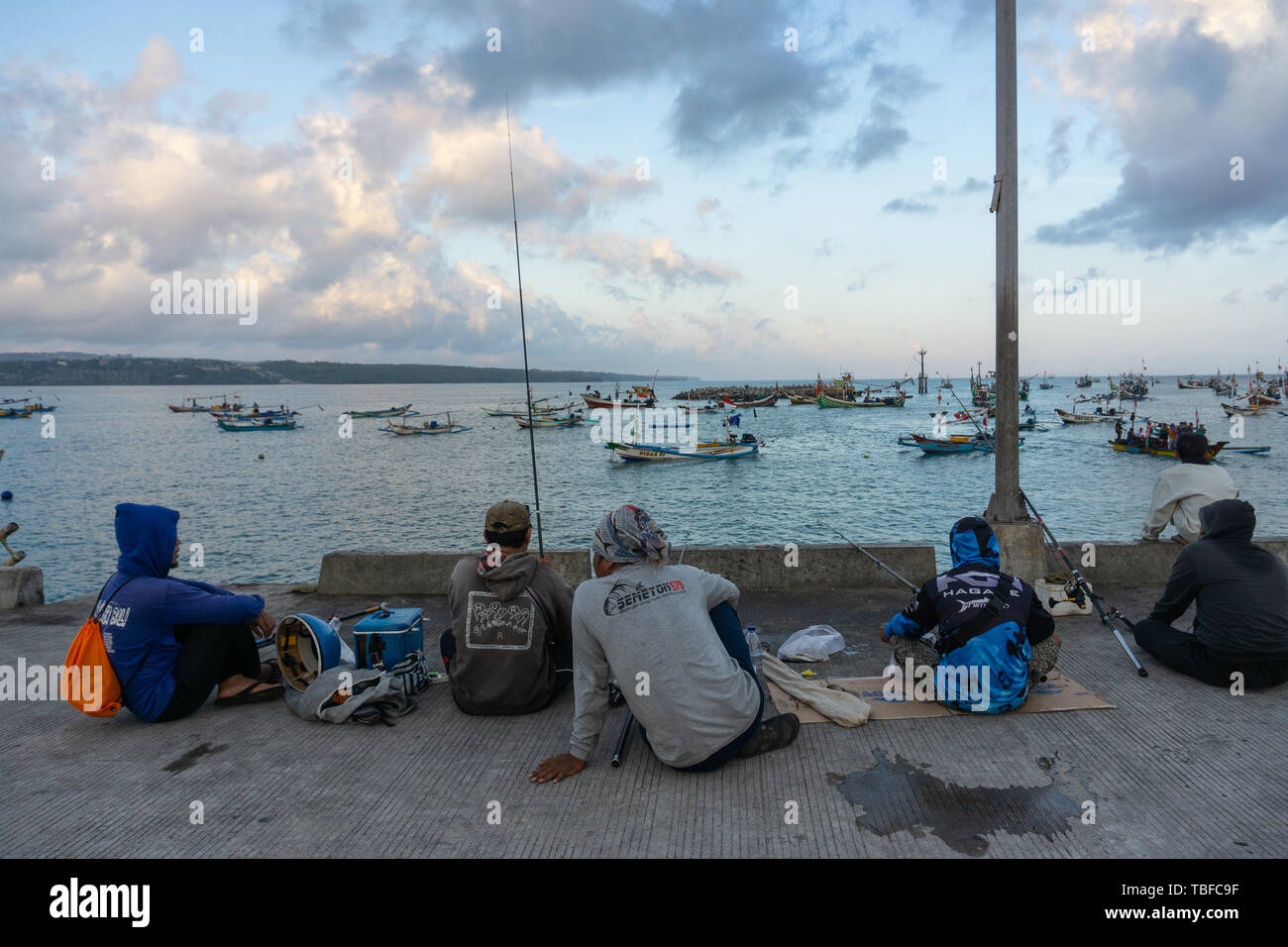 BALI/INDONESIA-15 MAGGIO 2019: Su un soleggiato e poco nuvoloso giorno, alcune persone stanno spendendo il loro weekend con la pesca. Essi sono la pesca da una porta Foto Stock