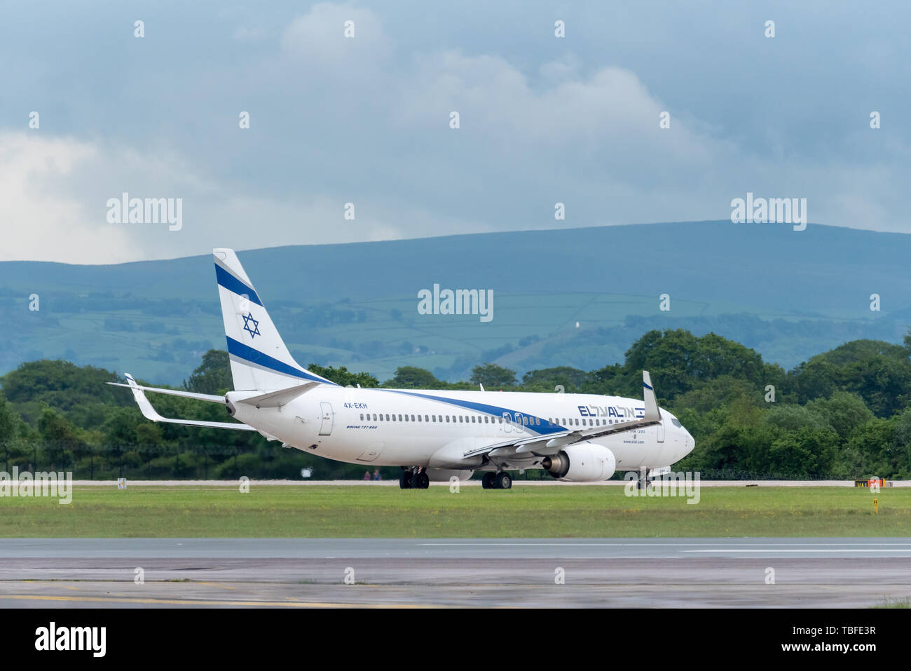 MANCHESTER REGNO UNITO, 30 maggio 2019: El Al Israel Airlines Boeing 737 volo LS804 per Tel Aviv tiene a corto di pista 23L a Manchaester aeroporto prima del decollo Foto Stock