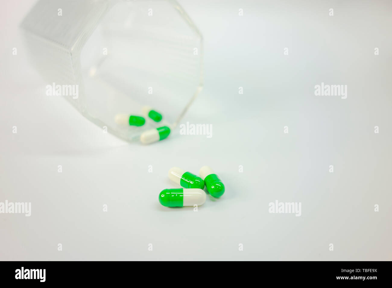 Il vetro. Si versa la medicina. Foto Stock