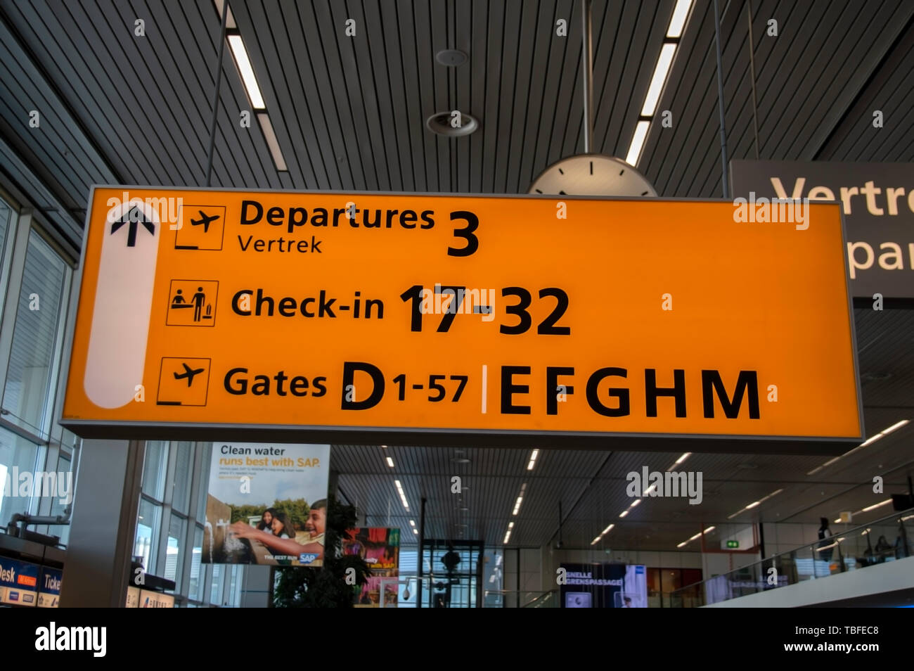 Tabellone partenze e check-in all'aeroporto di Schiphol nei Paesi Bassi 2019 Foto Stock