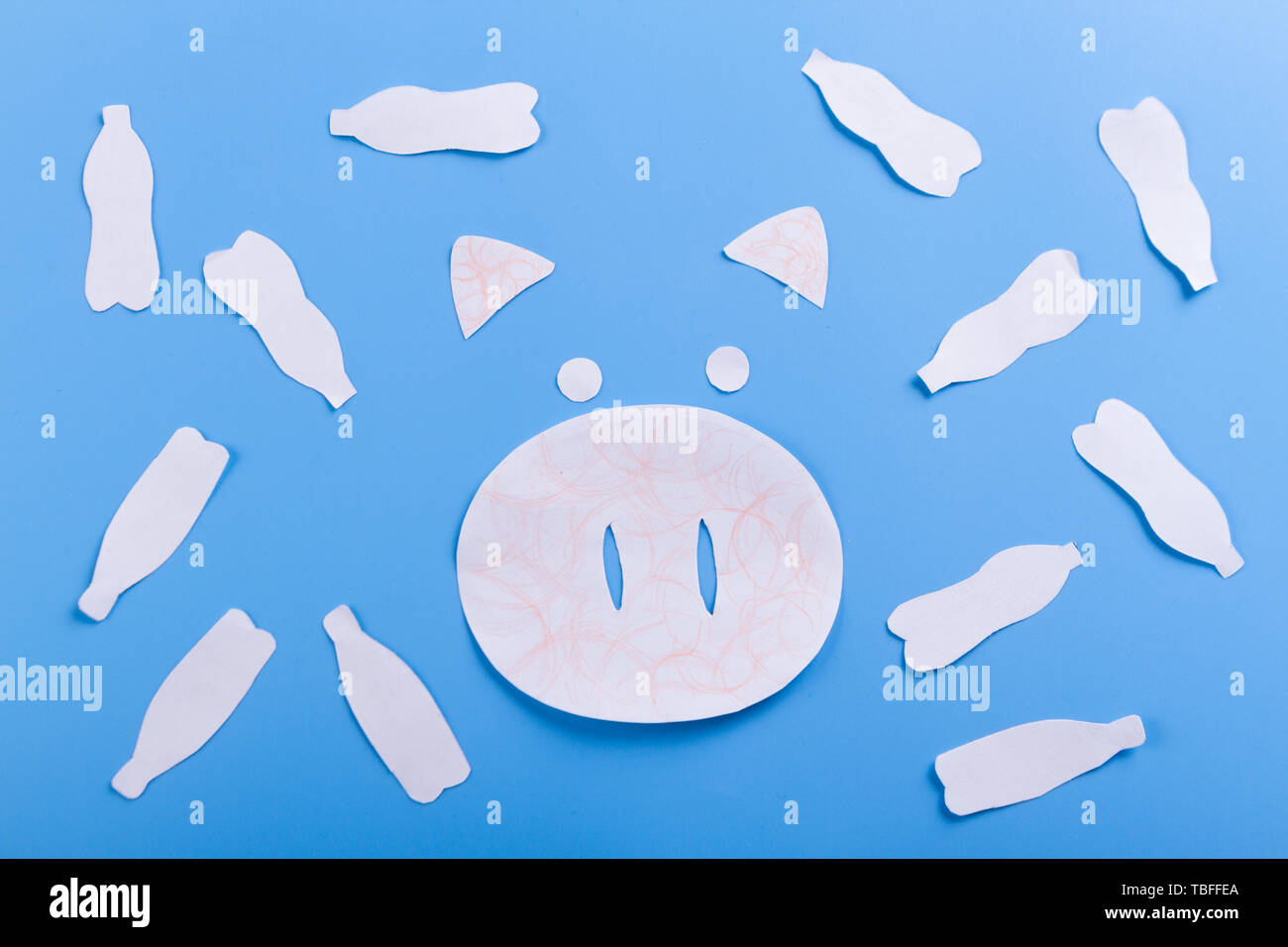 Plastica il problema dell'inquinamento concetto su sfondo blu Foto Stock