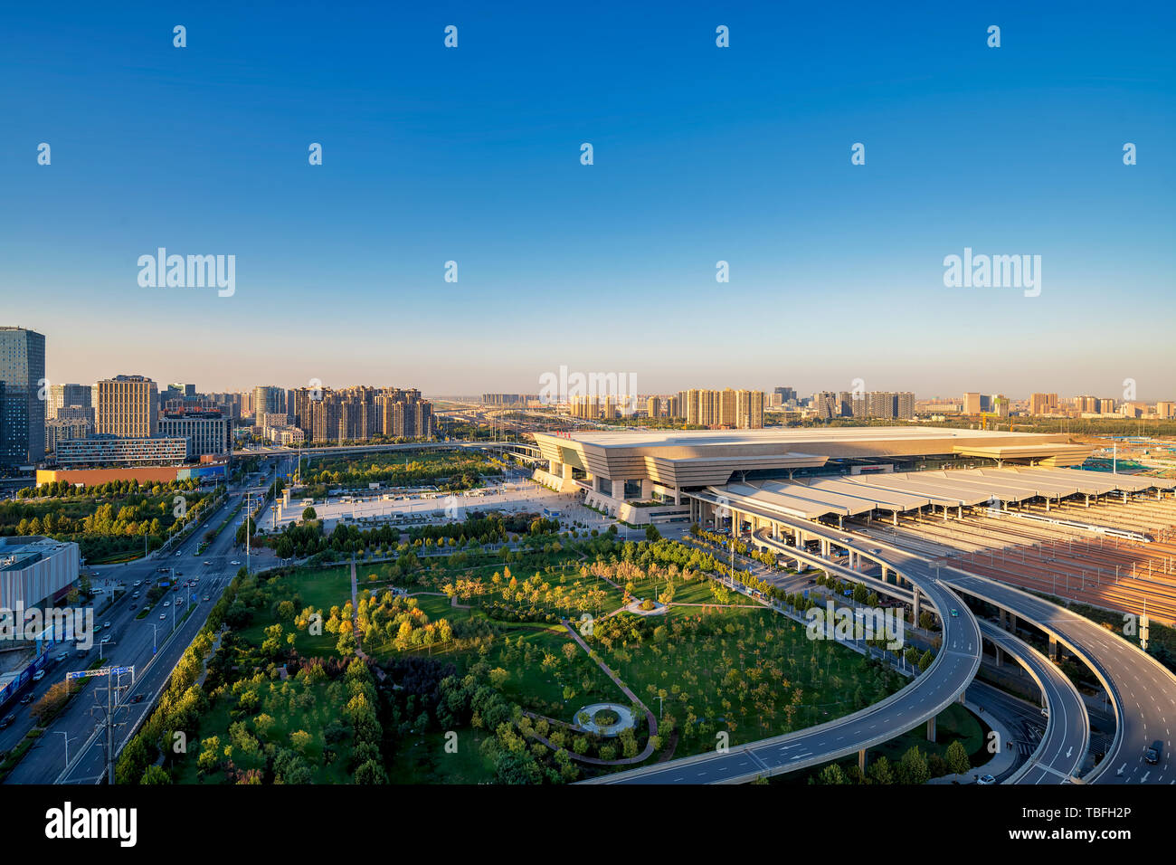 Fotografia aerea di Zhengzhou ad alta velocità a stazione ferroviaria al crepuscolo Foto Stock