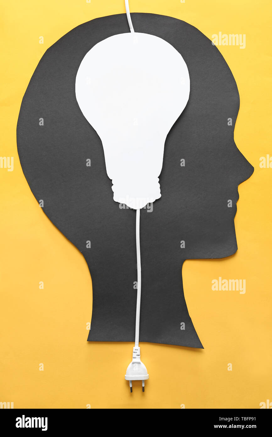 Testa umana con la lampadina e il tappo sul colore di sfondo Foto Stock