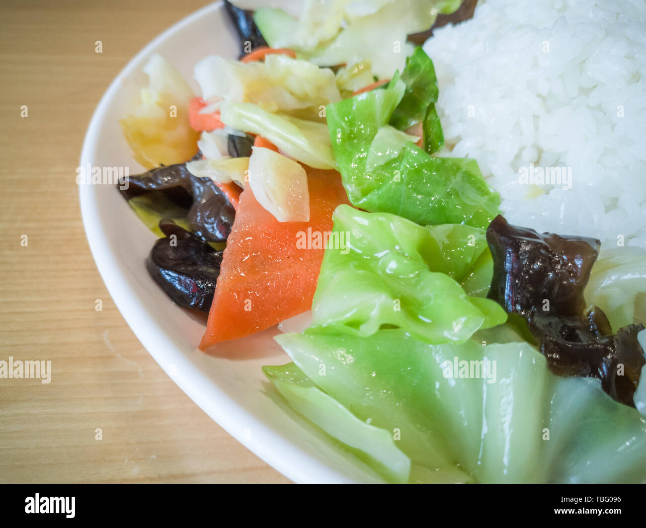 Una lastra di Kung Pao pollo con riso coleslaw Foto Stock