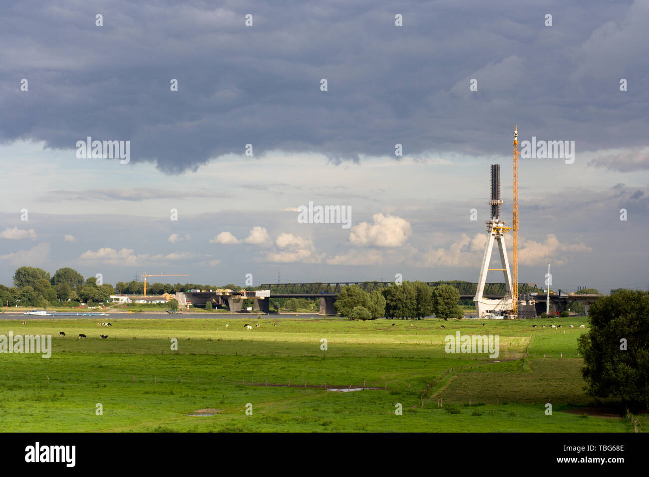Sito di costruzione del nuovo ponte sul fiume Reno a Wesel, Germania. Sullo sfondo si può vedere il ponte vecchio che è stato costruito per il pur temporaneo Foto Stock