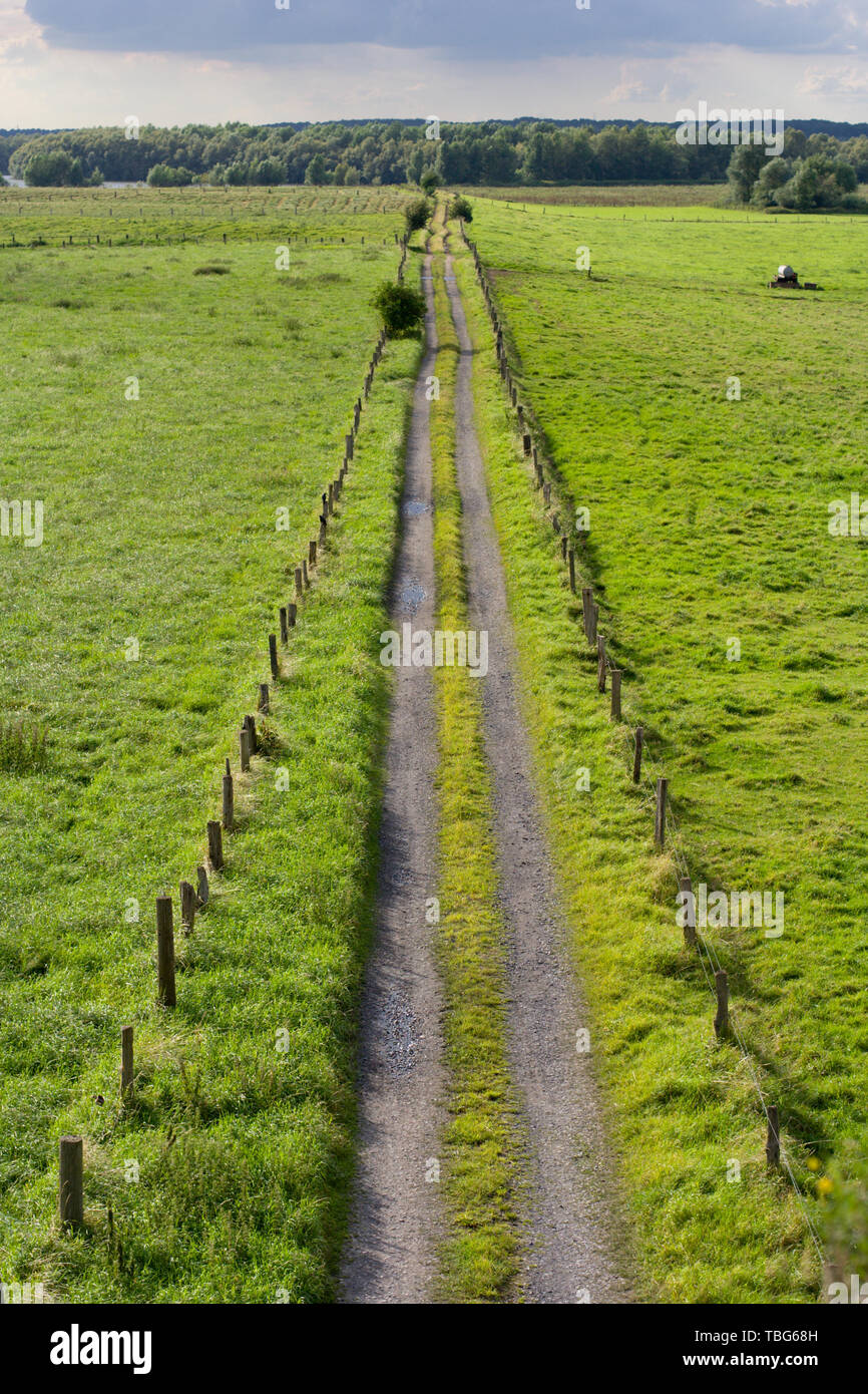 Una dritta strada di campagna con recinto e campi visto da sopra. Foto Stock