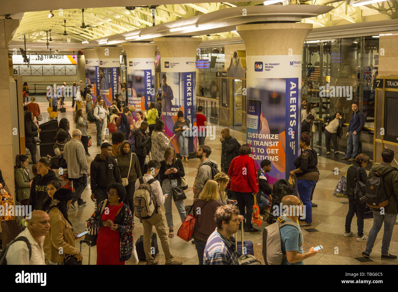 La gente in attesa per le vie di essere annunciato per il New Jersey Transit treni a Penn Station a Manhattan, New York City. Foto Stock