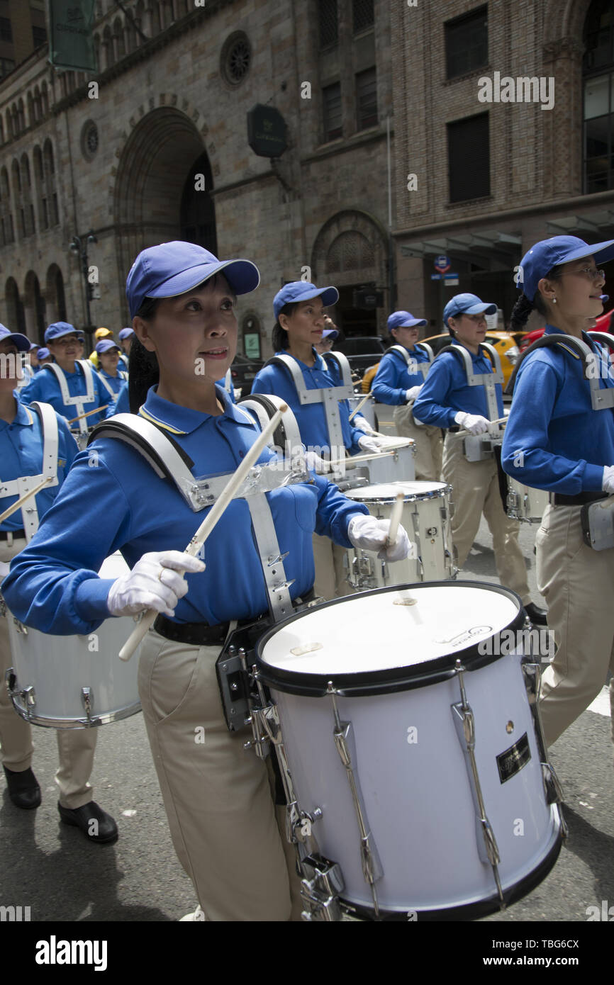 Membri internazionali del Falun Dafa marzo dall'ONU per il Consolato Cinese in NYC chiedono la fine della persecuzione dei suoi membri in Cina. Falun Dafa anche Falun Gong Standard cinese mandarino: [fàlwə̌n tâfà]; letteralmente, 'Ruota harma pratica' o 'legge pratica ruota') è una religiosa cinese pratica spirituale che combina la meditazione e esercizi di Qigong con una filosofia morale centrata sui principi della veridicità, la compassione e la sopportazione (cinese: 真、善、忍). La pratica sottolinea la moralità e la coltivazione della virtù e la identifica come una pratica di Qigong della schoo buddista Foto Stock