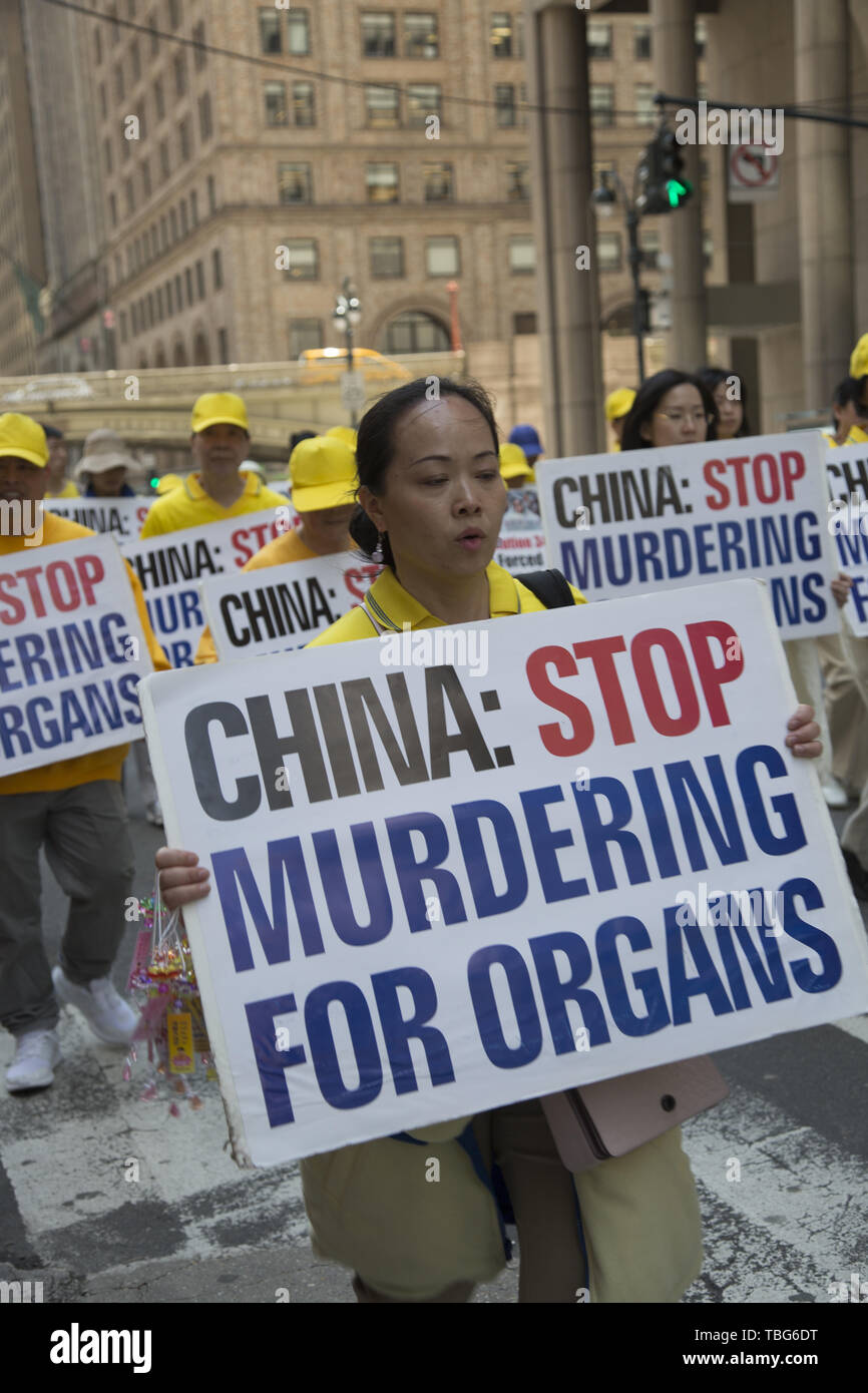 Membri internazionali del Falun Dafa marzo dall'ONU per il Consolato Cinese in NYC chiedono la fine della persecuzione dei suoi membri in Cina. Falun Dafa anche Falun Gong Standard cinese mandarino: [fàlwə̌n tâfà]; letteralmente, 'Ruota harma pratica' o 'legge pratica ruota') è una religiosa cinese pratica spirituale che combina la meditazione e esercizi di Qigong con una filosofia morale centrata sui principi della veridicità, la compassione e la sopportazione (cinese: 真、善、忍). La pratica sottolinea la moralità e la coltivazione della virtù e la identifica come una pratica di Qigong della schoo buddista Foto Stock