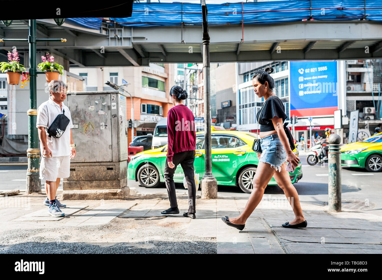 Turisti e persone locali percorrono la trafficata Sukhumvit Road nella zona di Nana di Bangkok in Thailandia. Foto Stock
