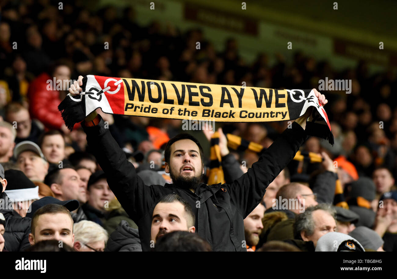 Sostenitore di Wolverhampton Wanderers Football Club sventolano sciarpa Foto Stock