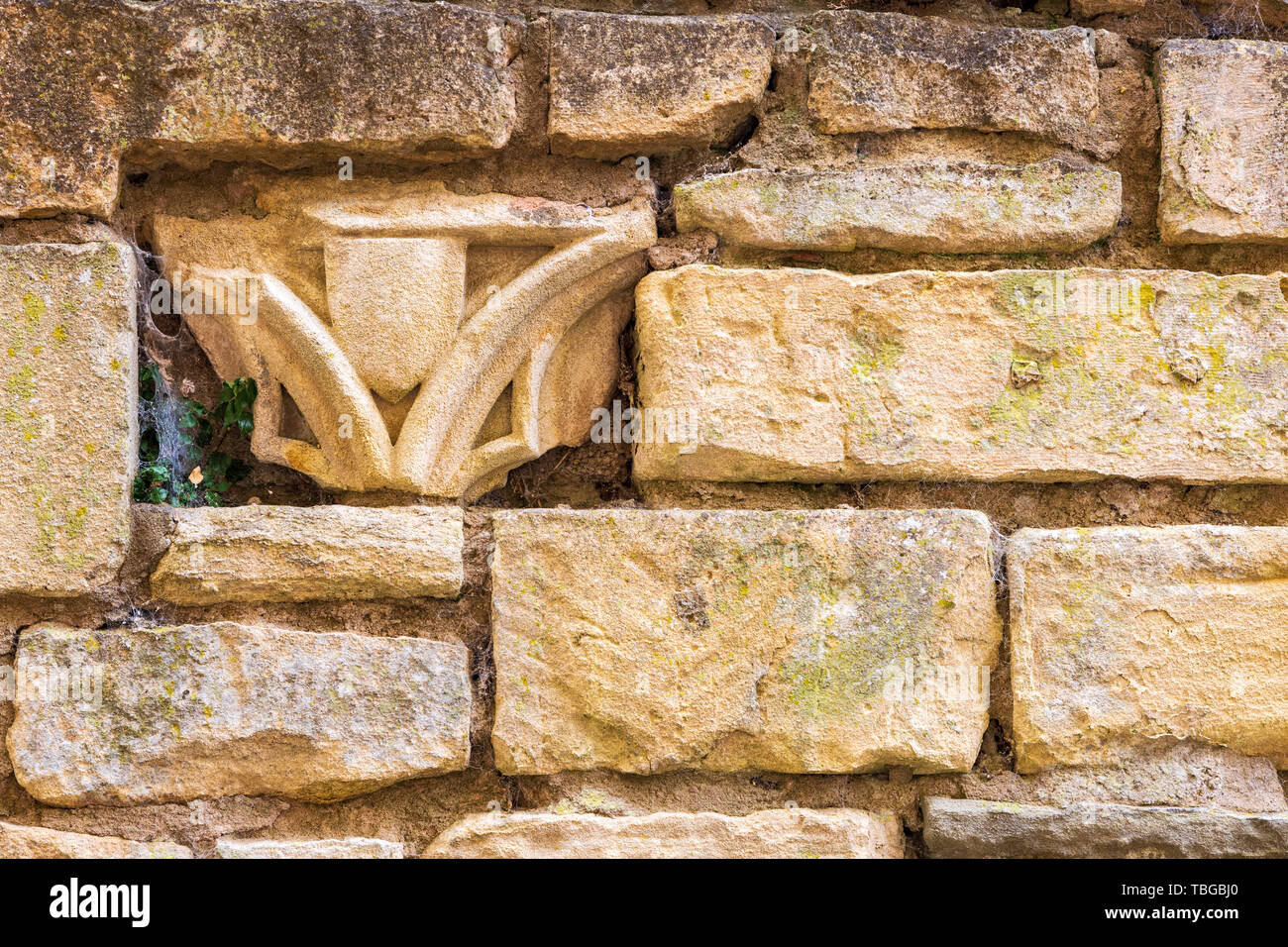 Chiesa di pietra frammenti di ornamento incorporato in un Cotswold muro di pietra Foto Stock