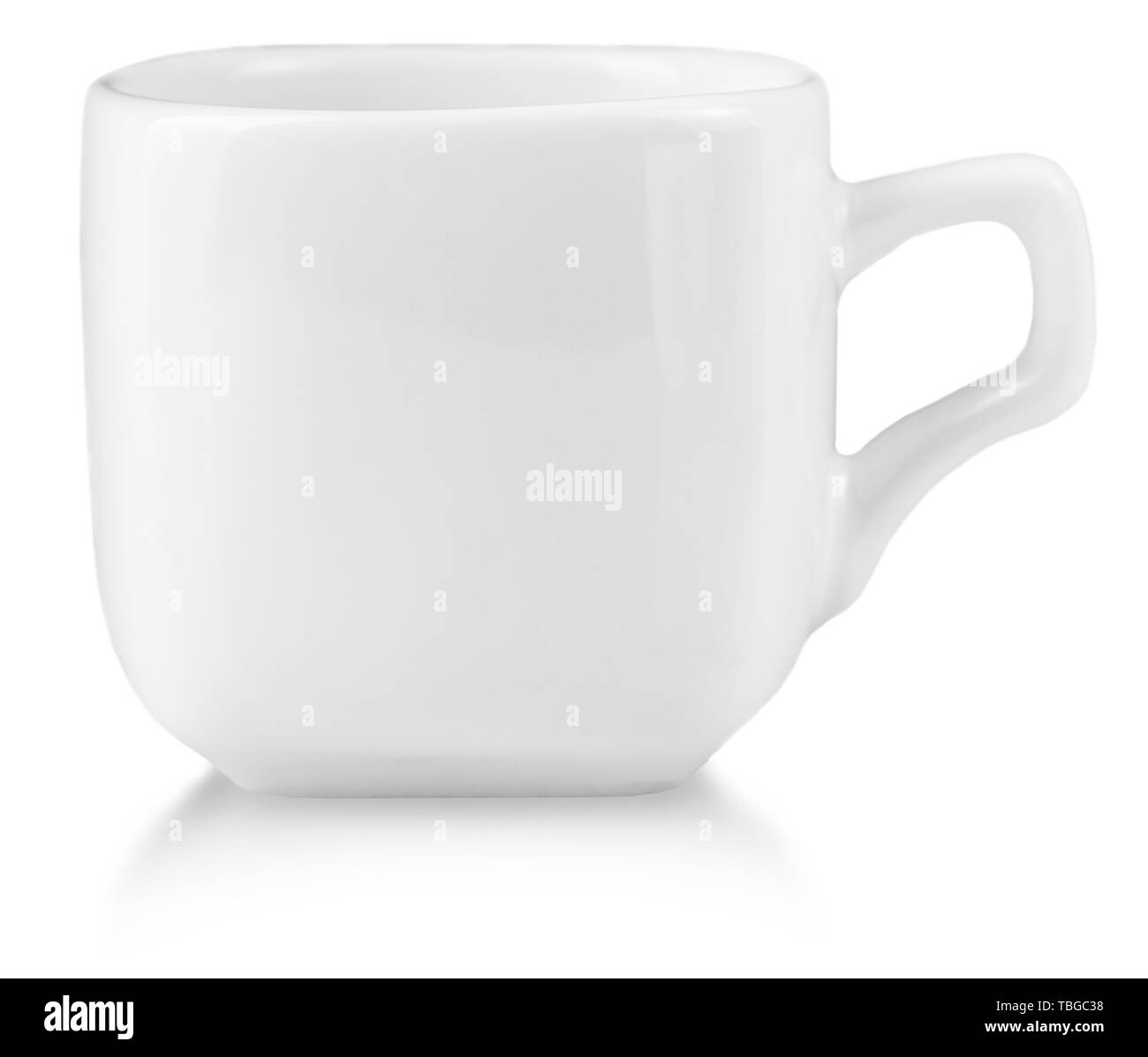 Bianco di ceramica la tazza di caffè. Isolato su un bianco. Foto Stock Bianco di ceramica la tazza di caffè. Isolato su un bianco. Foto Stock