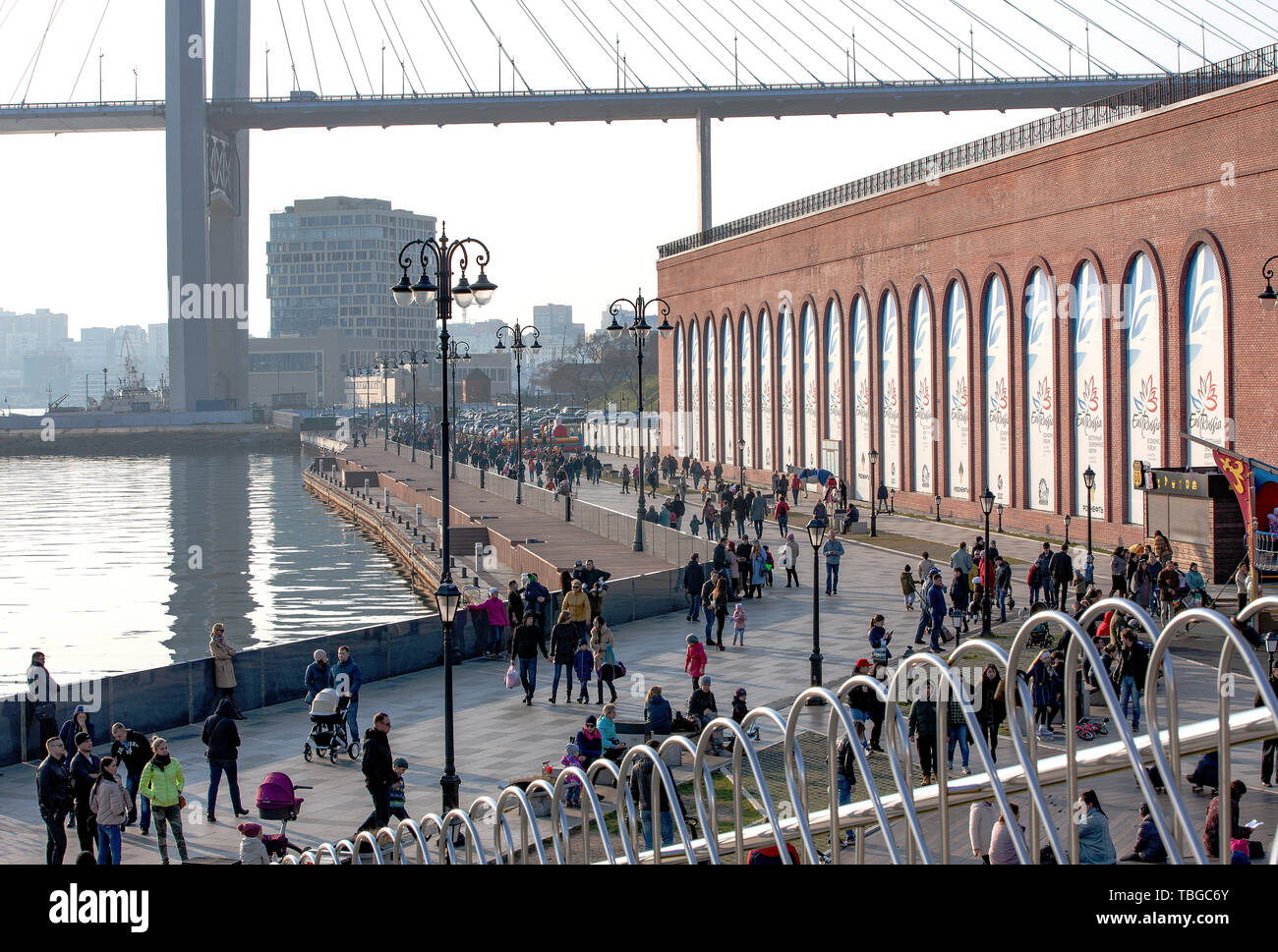 Vladivostok, Russia, Ott, 10, 2017: la gente che camminava sul Tsesarevich quay a Vladivostok in autunno il giorno Foto Stock