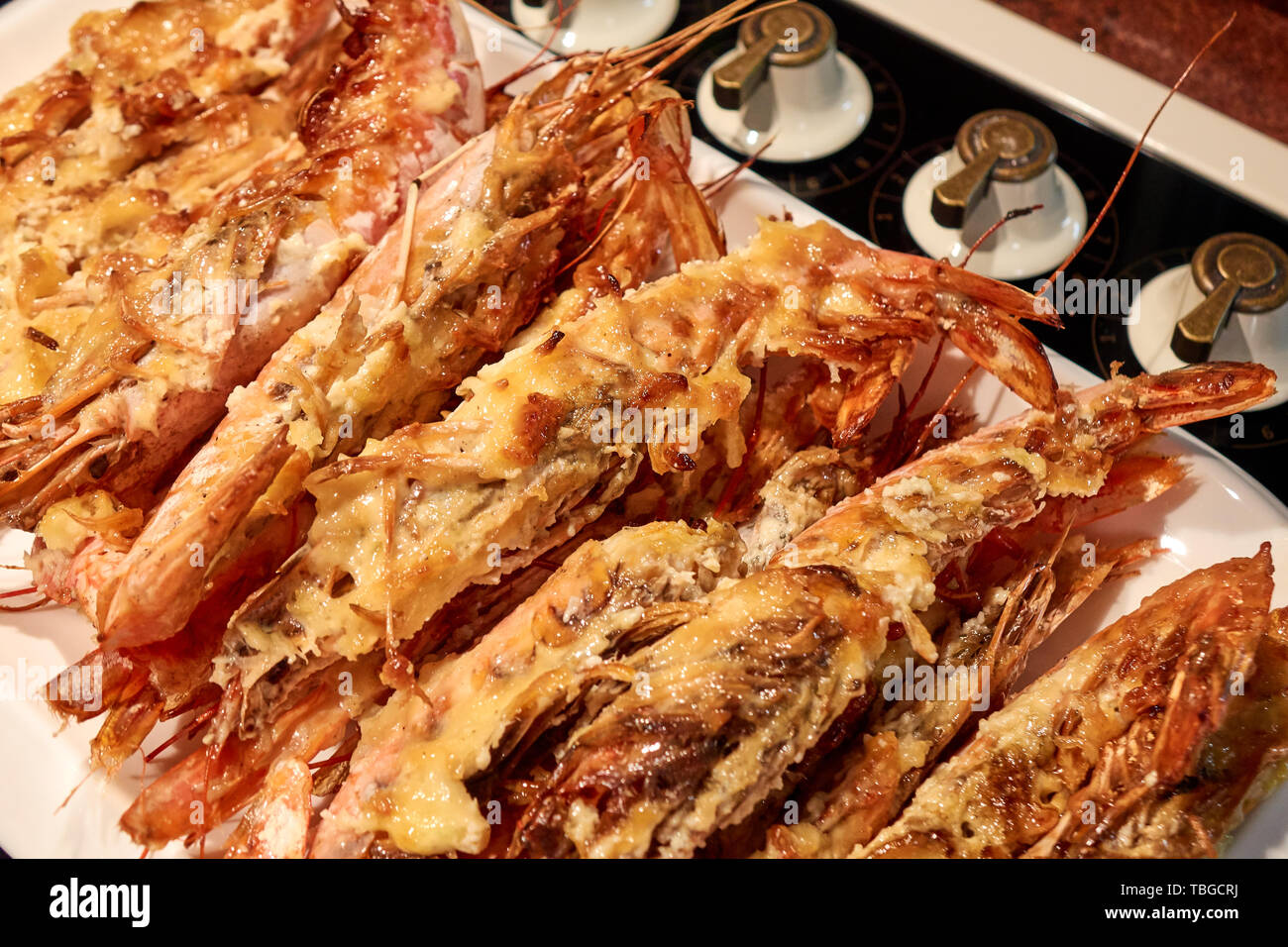 Enorme e gustoso fritte gamberetti direttamente dal forno di close-up Foto Stock