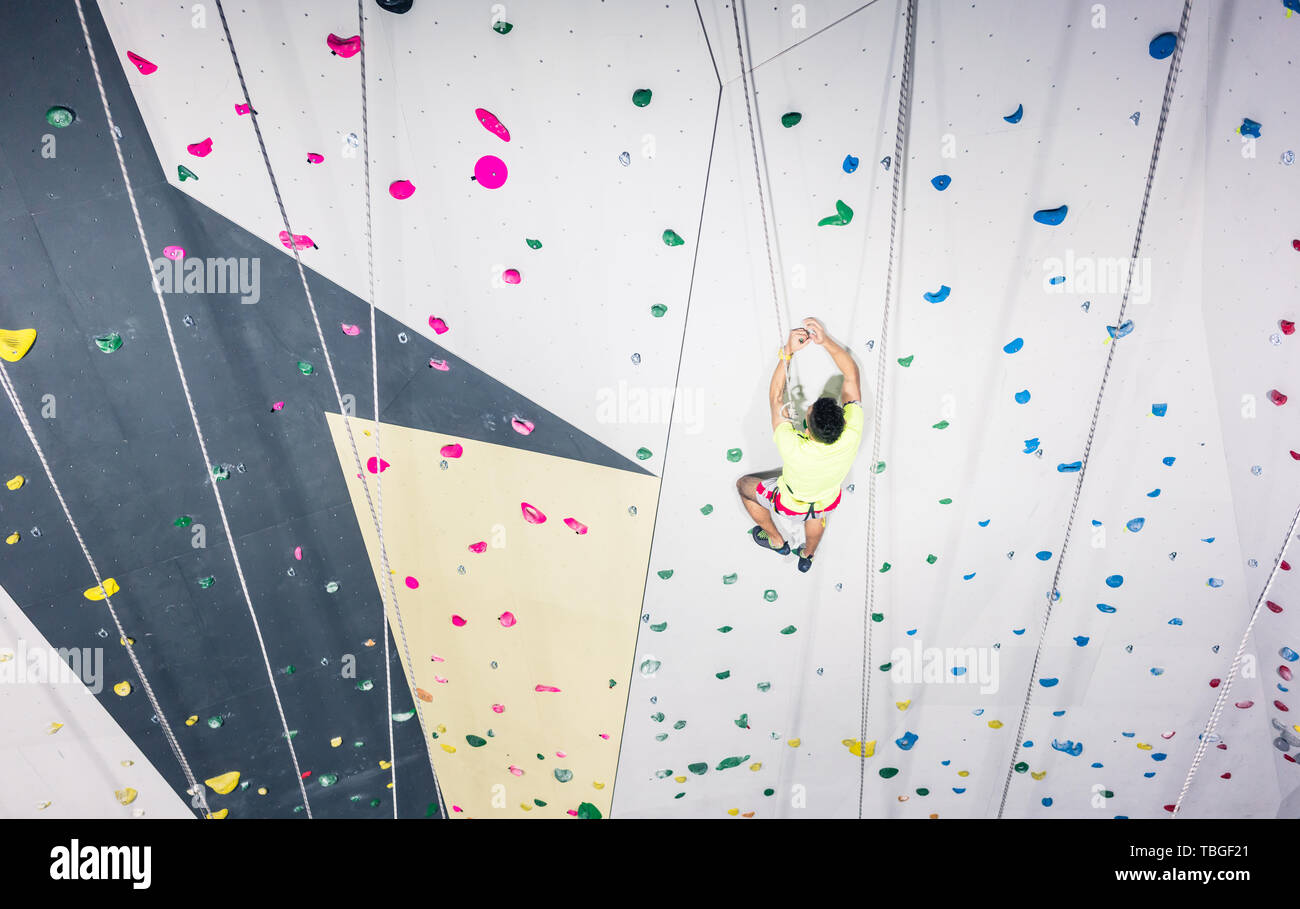 Uomo di arrampicata parete di roccia Foto Stock