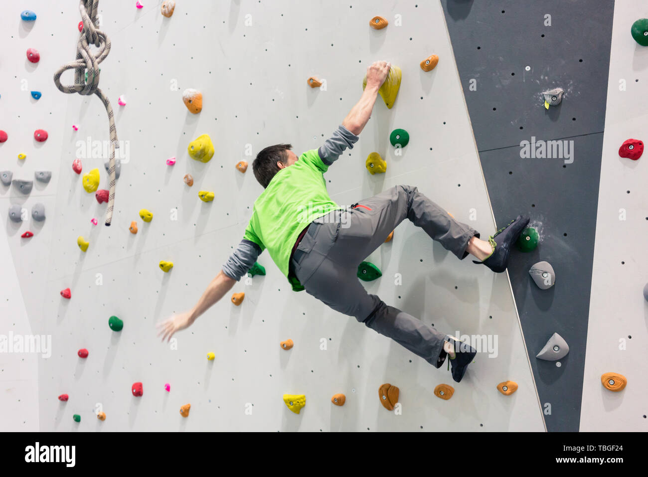 L'uomo salendo sulla parete Foto Stock