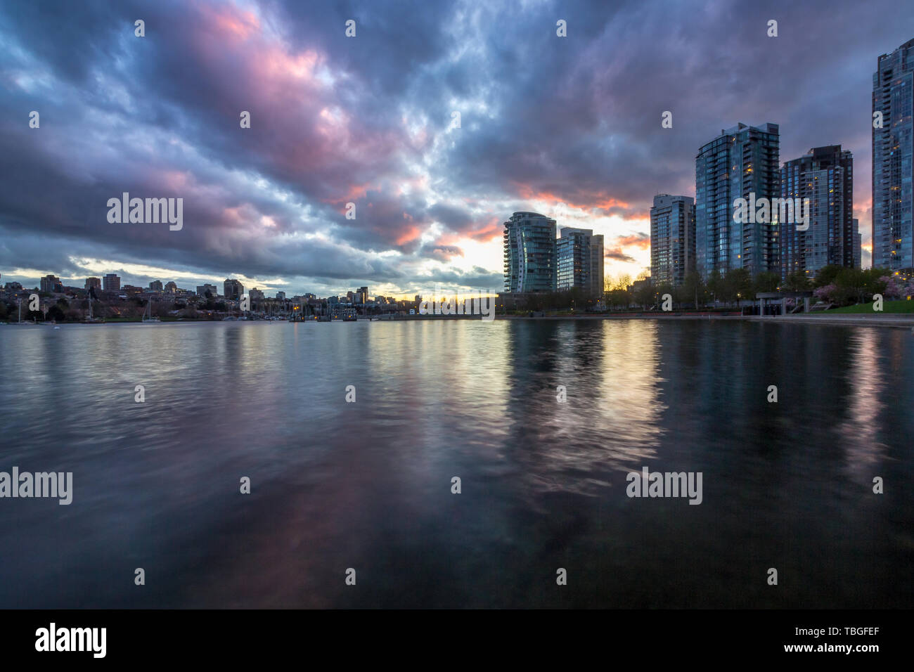 Cielo colorato a False Creek dopo il tramonto con Vancouver skyline della città nel contesto, David Lam Park, Vancouver, British Columbia Foto Stock