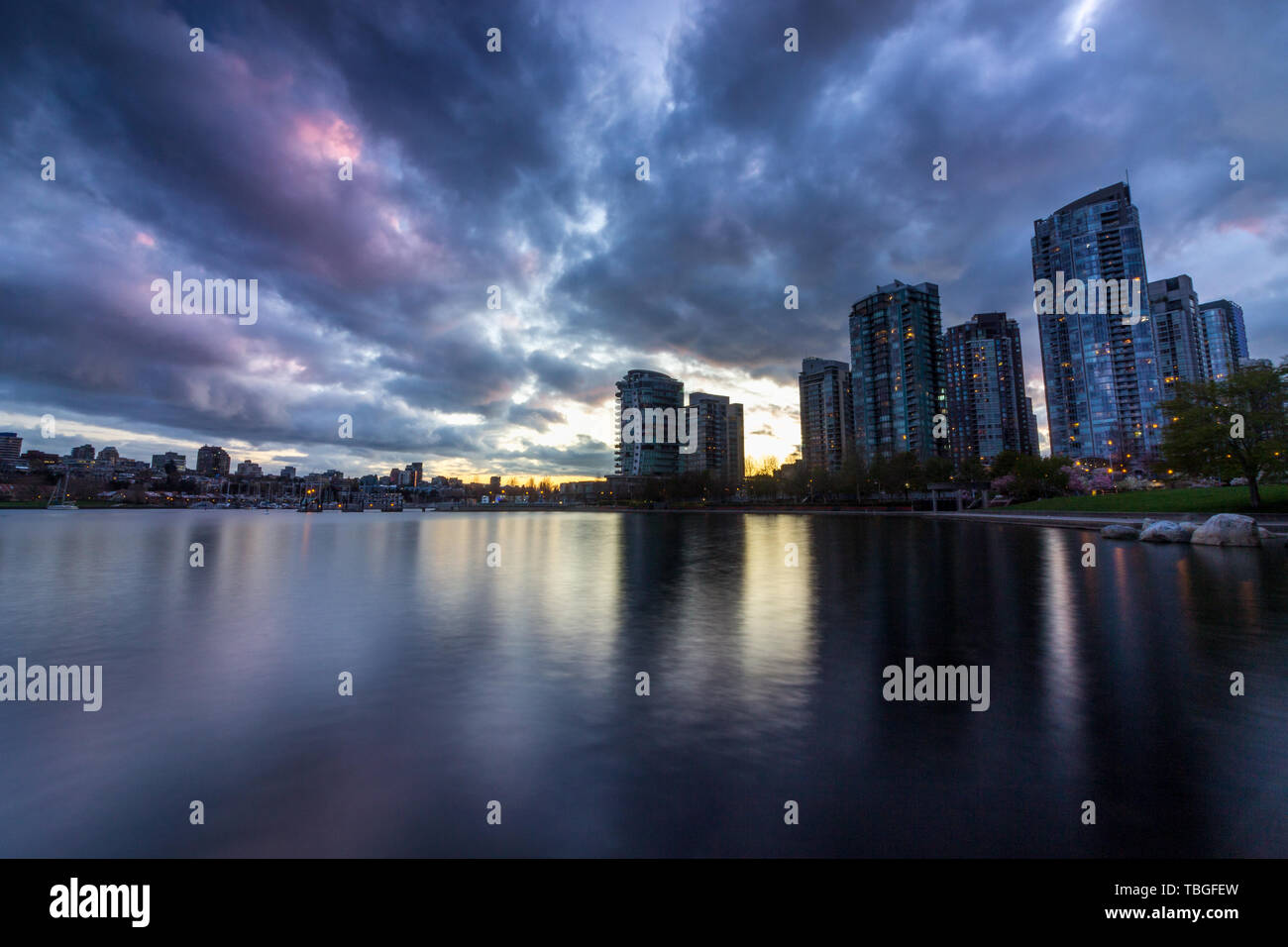 Cielo colorato a False Creek dopo il tramonto con Vancouver skyline della città nel contesto, David Lam Park, Vancouver, British Columbia Foto Stock