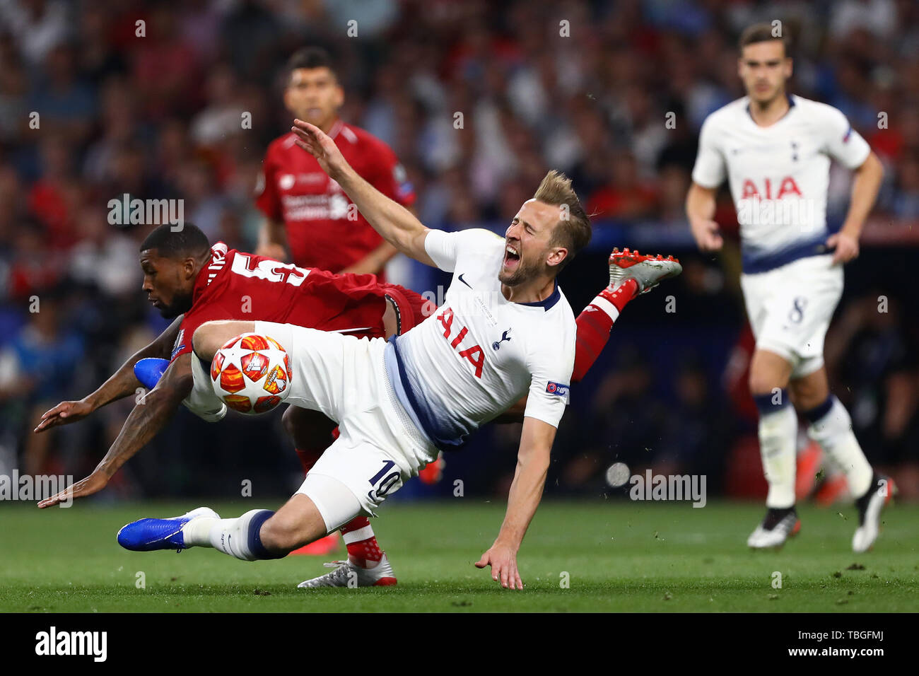 Harry Kane del Tottenham Hotspur e Georginio Wijnaldum di Liverpool lotta per la palla - Tottenham Hotspur v Liverpool, la finale di UEFA Champions League 2019, Wanda Metropolitano Stadium, Madrid - 1 giugno 2019 Foto Stock